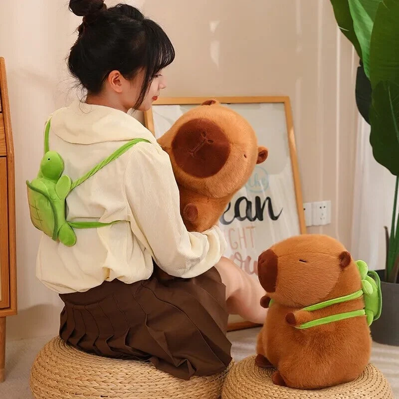 KAPIBARA - MASKOTKA CAPYBARA PLUSZOWA KAPIBARA Z PLECAKIEM 25CM