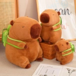 KAPIBARA - MASKOTKA CAPYBARA PLUSZOWA KAPIBARA Z PLECAKIEM 25CM